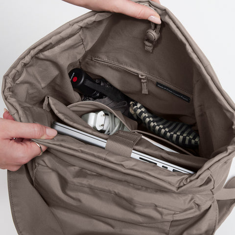 Flap Pack 'Oyster' – Monochrome Edition GOT BAG