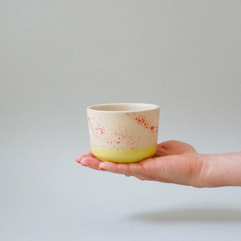 Cappuccino-Becher 'Lys' – Poppy Splash indre Ceramics