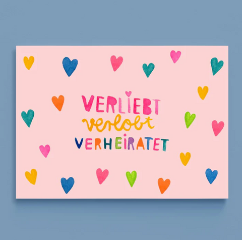 Postkarte 'Verliebt verlobt verheiratet' – Herzen Frau Ottilie