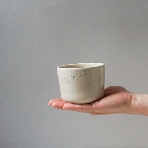 Cappuccino-Becher 'Lys' – Pixie Green indre Ceramics