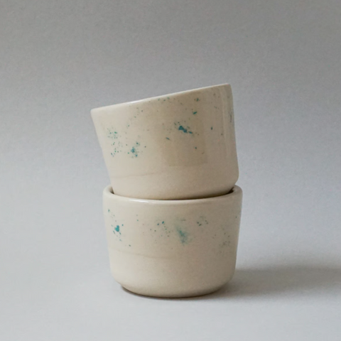 Cappuccino-Becher 'Lys' – Pixie Green indre Ceramics