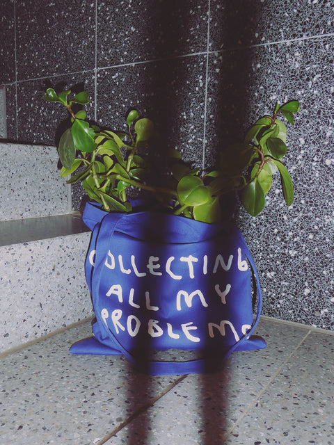 Jutebeutel 'Collecting All My Problems' – blau Yahya Studio
