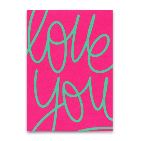 Postkarte 'Love you' – türkis Schriftzug/pinker Hintergrund