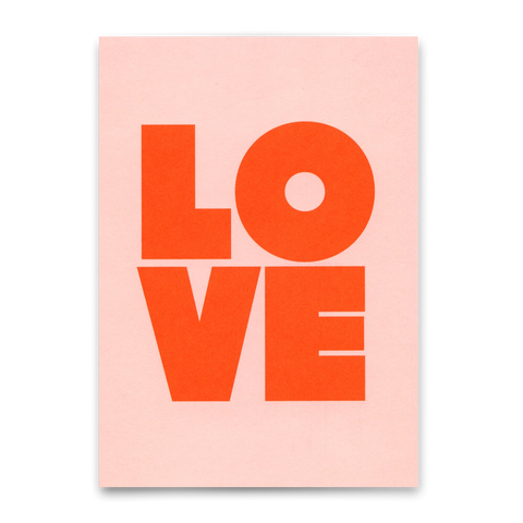 Postkarte 'LOVE' – Roter Schriftzug/rosa Hintergrund