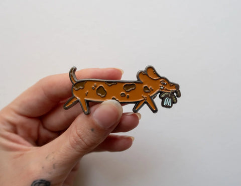 Emaille-Pin 'Dackel' Le Large