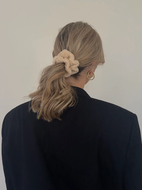 Everyday Scrunchies – teddy beige Jona the Label