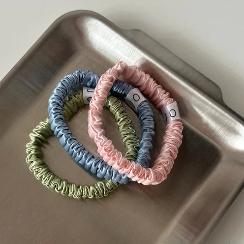 3er Set Essential Silk Scrunchies – rosa/blau/grün Jona the Label