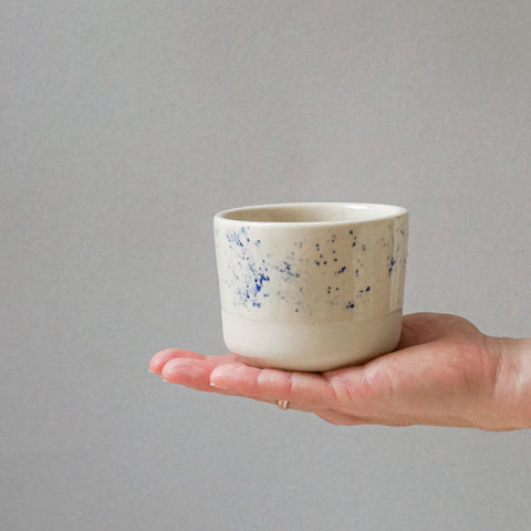 Cappuccino-Becher 'Lys' – Pixie Blue indre Ceramics