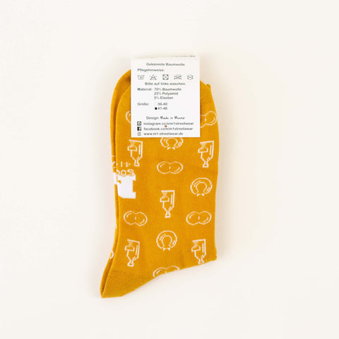Socken 'Weck, Worscht & Woi' – gold M1 Streetwear