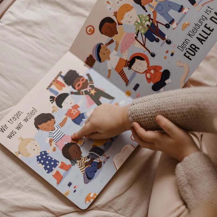 Kinderbuch 'Kleidung ist für alle da!' Zuckersüß Verlag