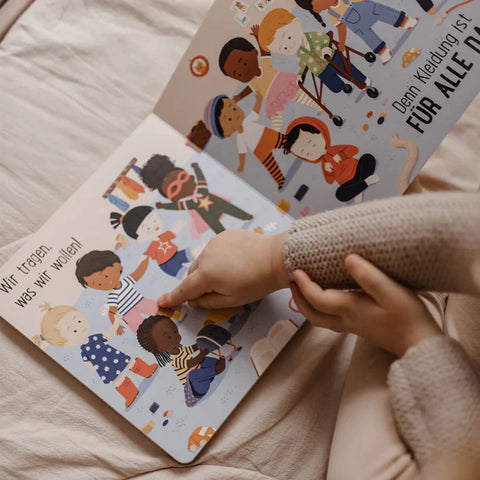 Buch 'Kleidung ist für alle da!' Zuckersüß Verlag