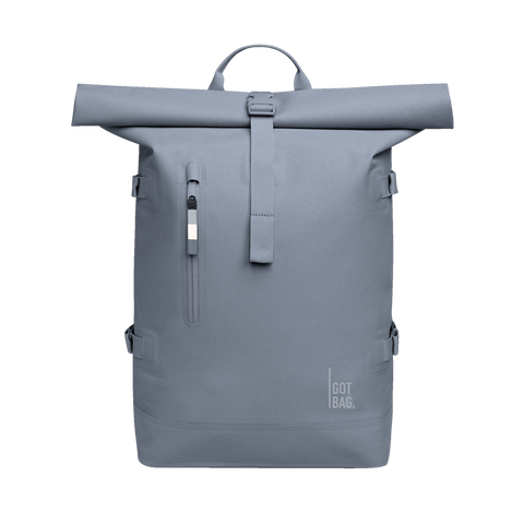 Blauer Rucksack von GOT BAG von der Vorderseite fotografiert mit monochromen Bändel.