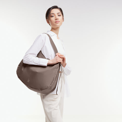 Curved Bag 'Oyster' – Monochrome Edition