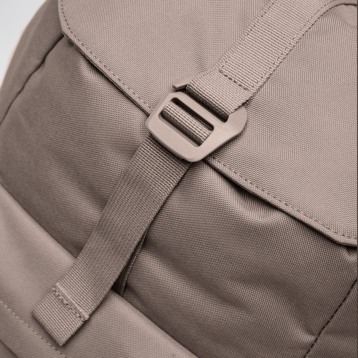 Flap Pack 'Oyster' – Monochrome Edition GOT BAG