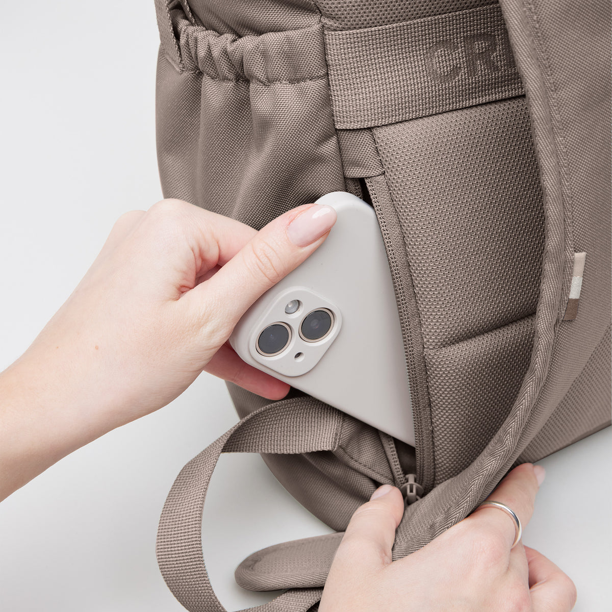 Flap Pack 'Oyster' – Monochrome Edition GOT BAG