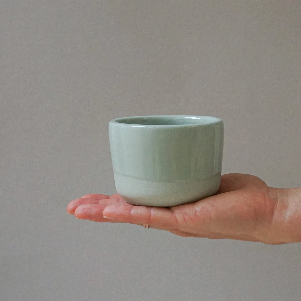 Cappuccino-Becher 'Lys' – Light Green indre Ceramics
