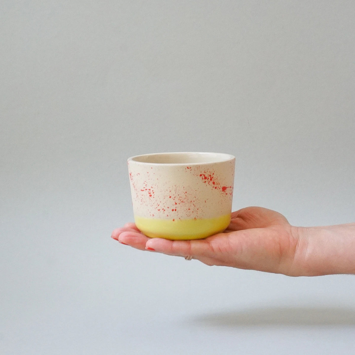 Cappuccino-Becher 'Lys' – Poppy Splash indre Ceramics