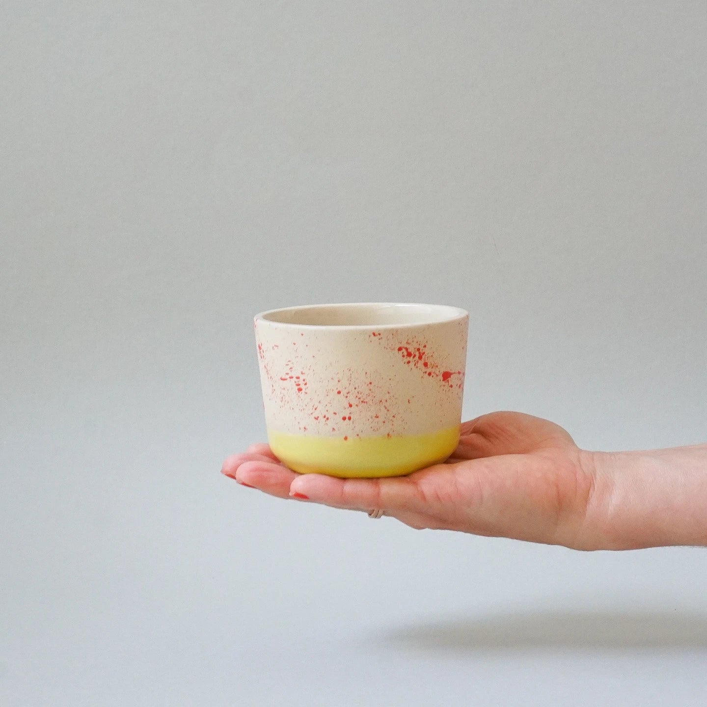 Cappuccino-Becher 'Lys' – Poppy Splash indre Ceramics