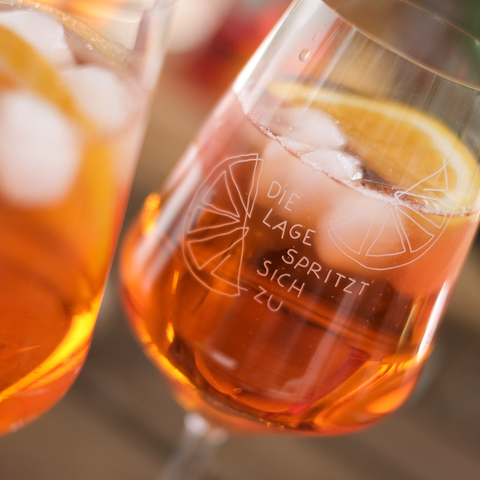 Aperolglas 'Die Lage spritzt sich zu' pinke distel