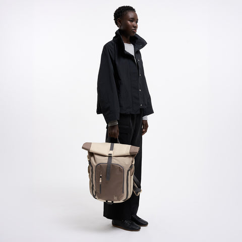 Rucksack mit verschiedenen Braun-Tonen von GOT BAG, an der Hand eines weiblichen Models