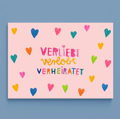 Postkarte 'Verliebt verlobt verheiratet' – Herzen