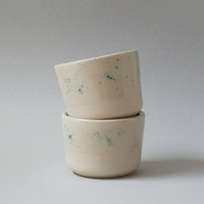 Cappuccino-Becher 'Lys' – Pixie Green indre Ceramics