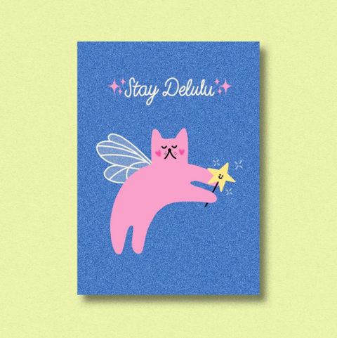Postkarte 'Stay Delulu' – Katze mit Flügeln Jenne Graßmann