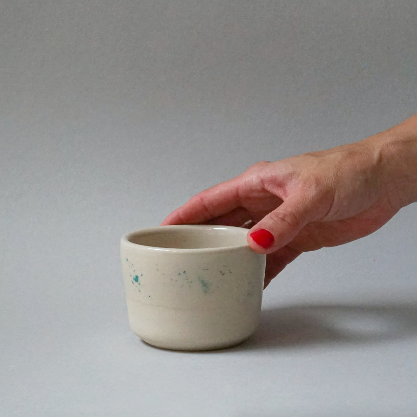 Cappuccino-Becher 'Lys' – Pixie Green indre Ceramics