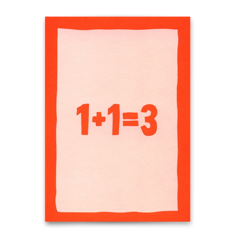 Postkarte '1+1=3' – Roter Schriftzug/rosa Hintergrund