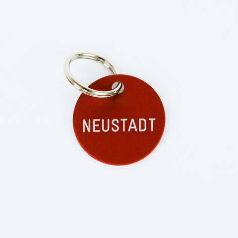 Schlüsselanhänger 'Neustadt' rot Familie von Quast