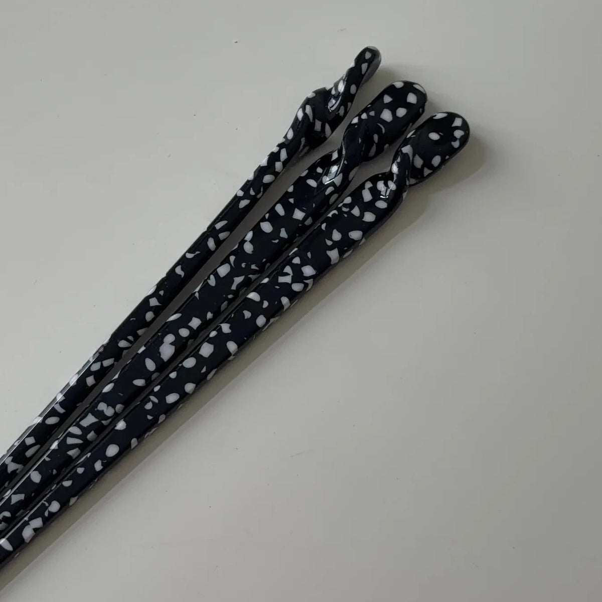 Hairpin 'Twisted' – black sesame