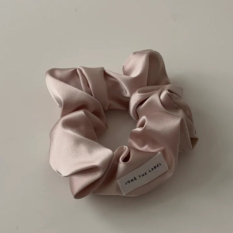 Everyday Scrunchies – beige silk Jona the Label