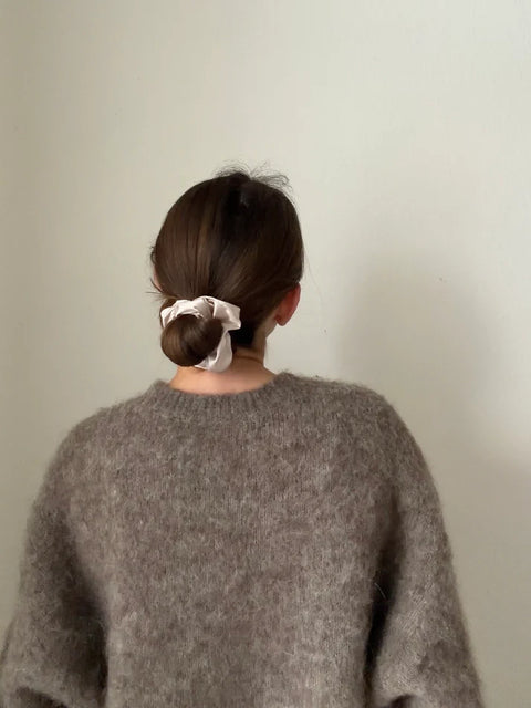 Everyday Scrunchies – beige silk Jona the Label