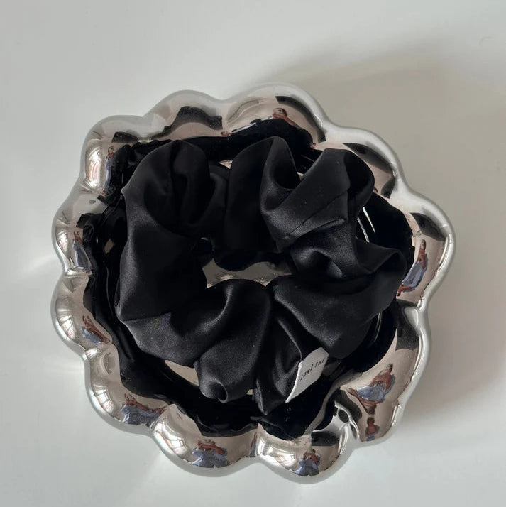 Everyday Scrunchies – black silk Jona the Label