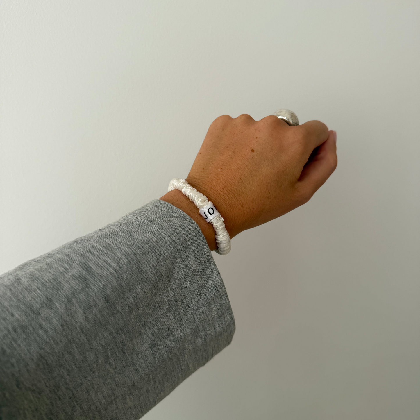 Scrunchie – White Jona the Label