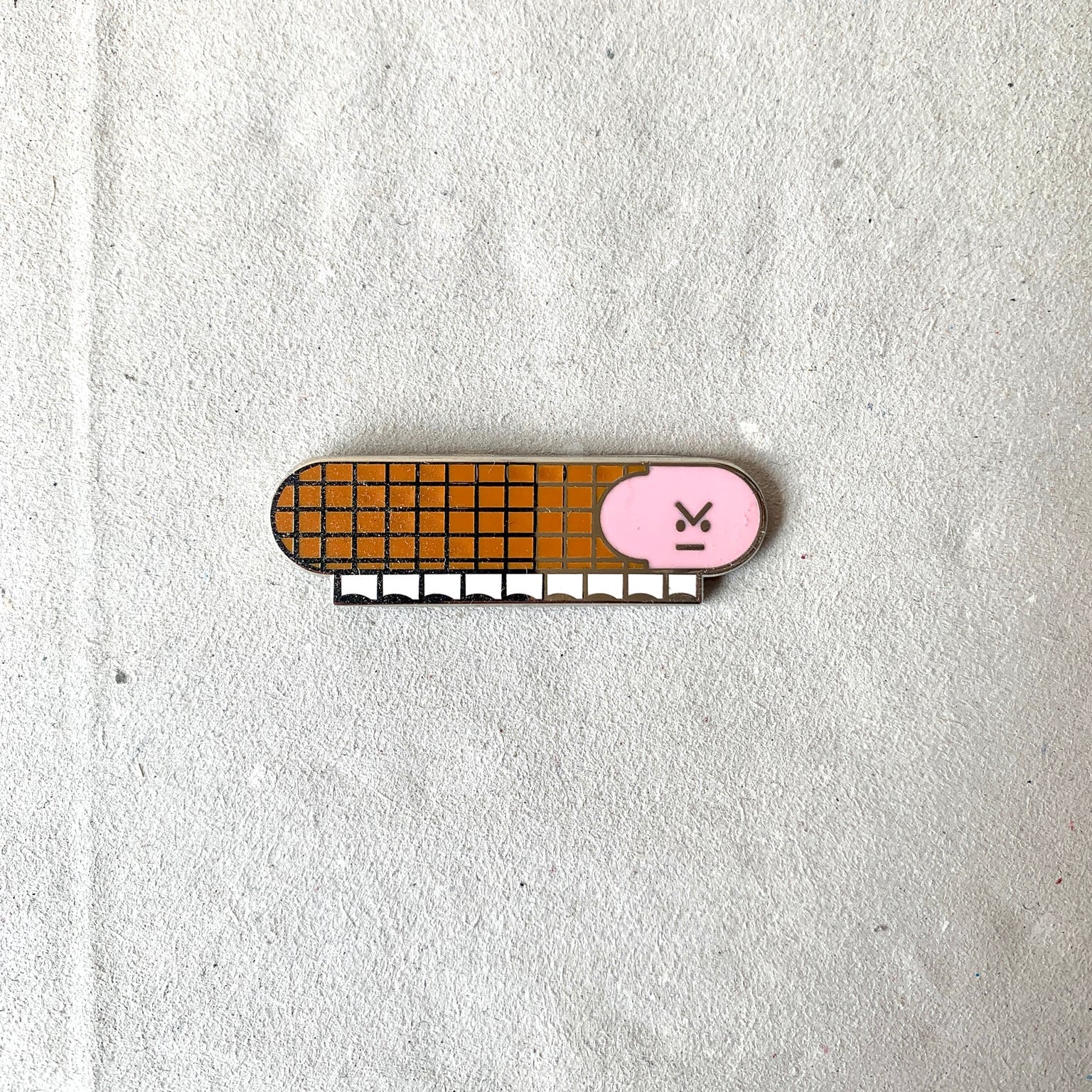 Emaille-Pin 'Beleidigte Leberwurst' jungwiealt