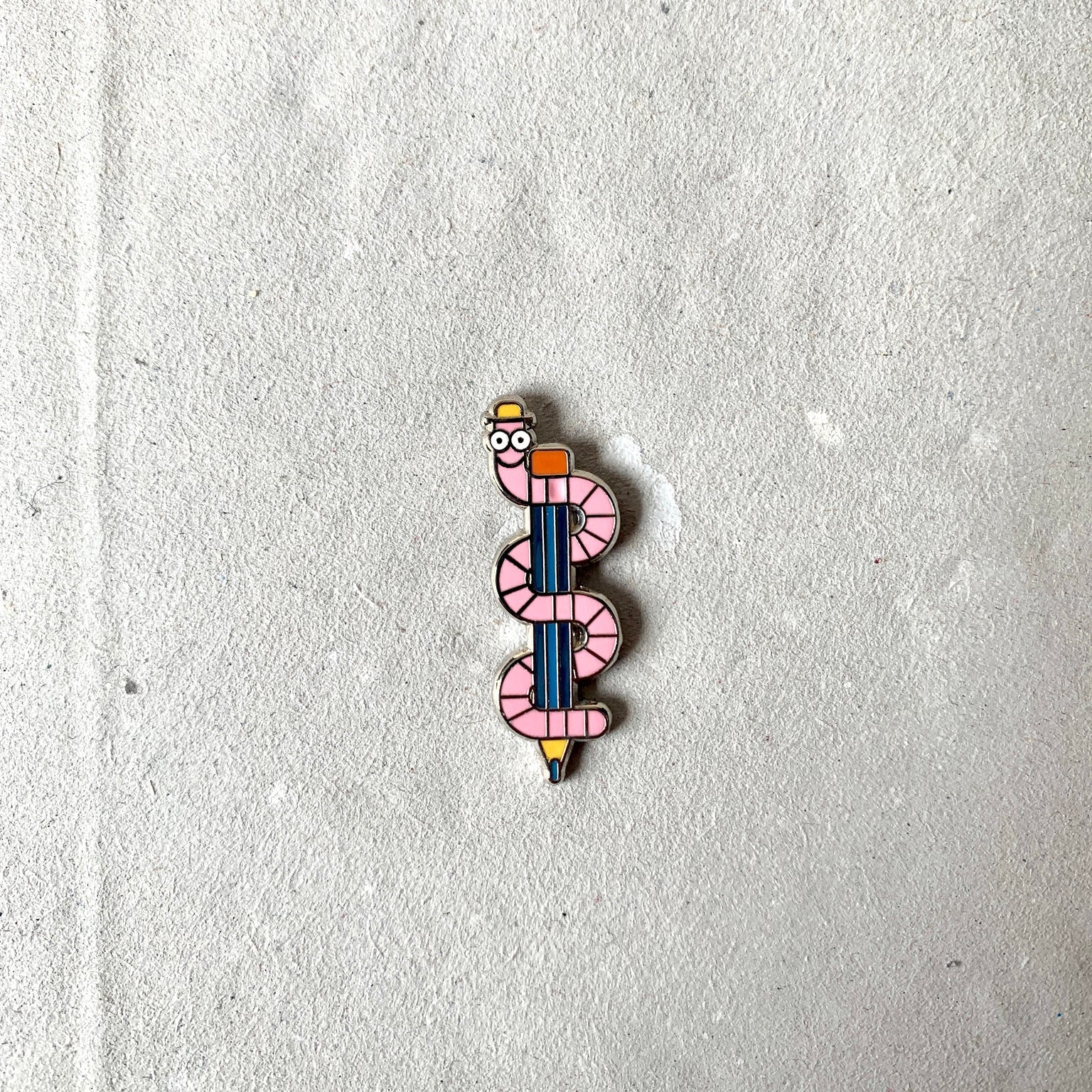 Emaille-Pin 'Bücherwurm' jungwiealt