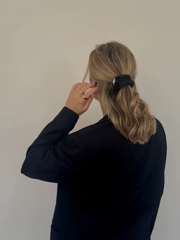 Everyday Scrunchies – black silk Jona the Label