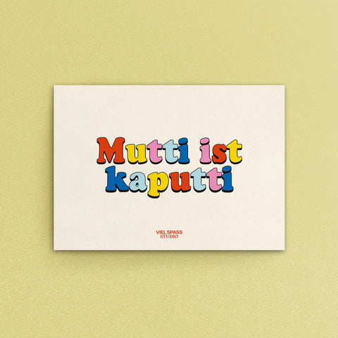 Postkarte mit dem dem Aufdruck "Mutti ist kaputt" in bunten, sich abwechselnden Buchstaben 