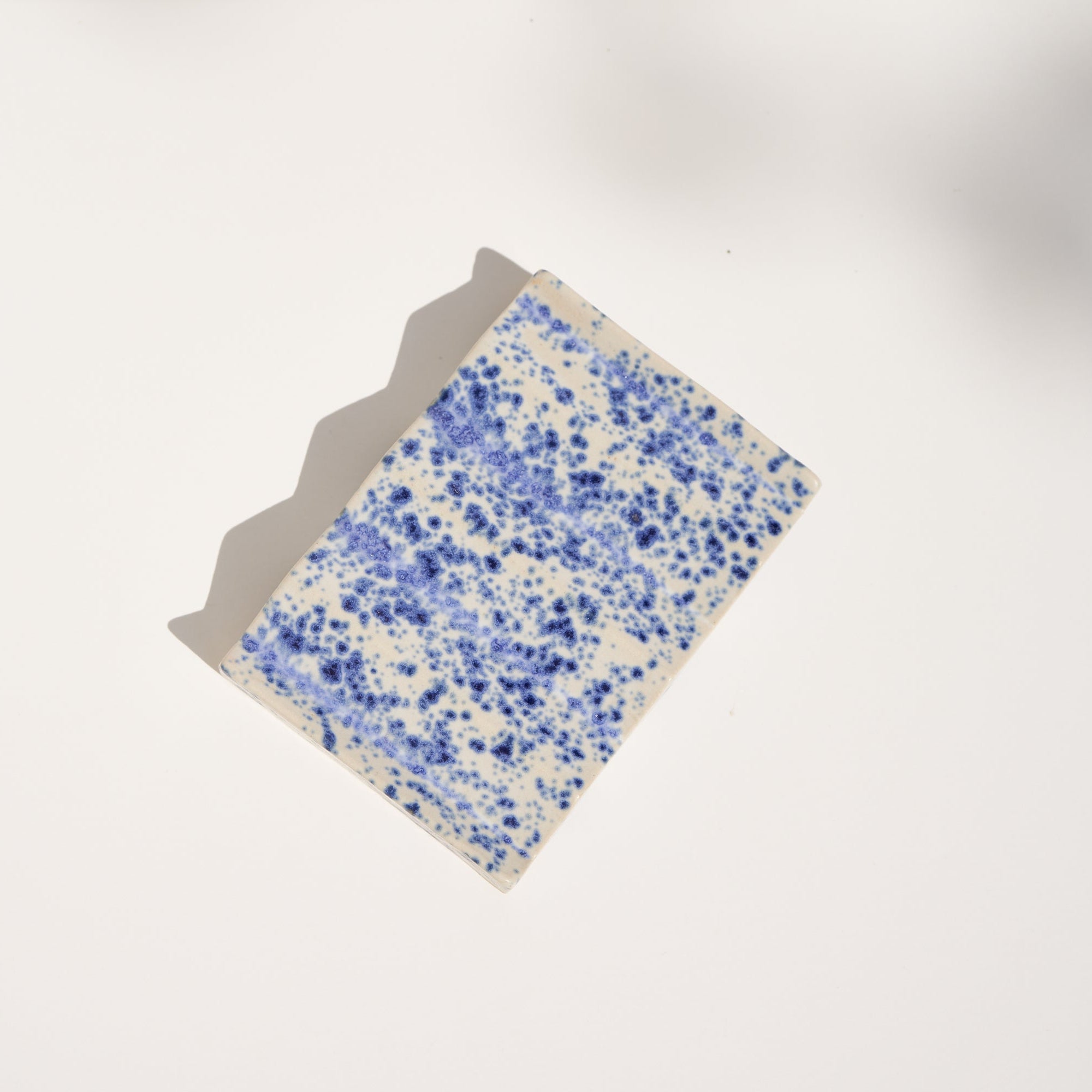 Seifenschale 'Rocky M' – blue splatterware/Blau gesprenkelt OBAstudios