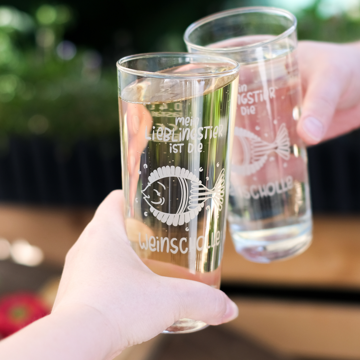 Weinschorle-Glas 'Mein Lieblingstier ist die Weinscholle' pinke distel