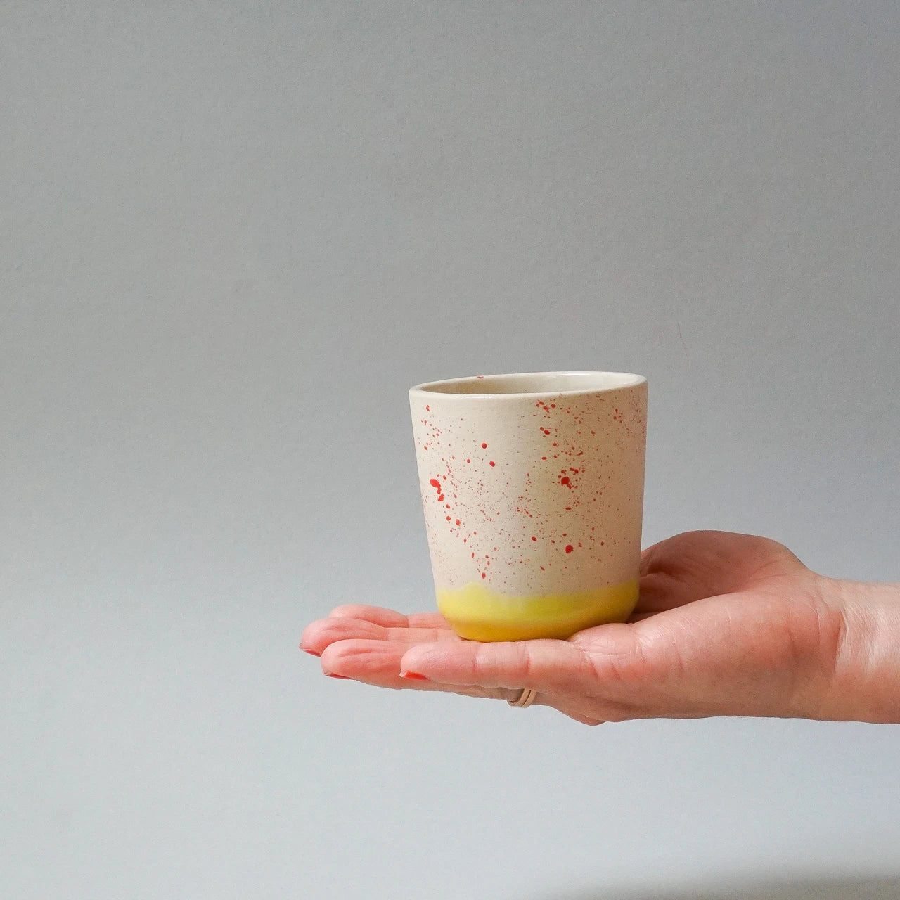Cortado-Becher 'Lys' – Poppy Splash indre Ceramics