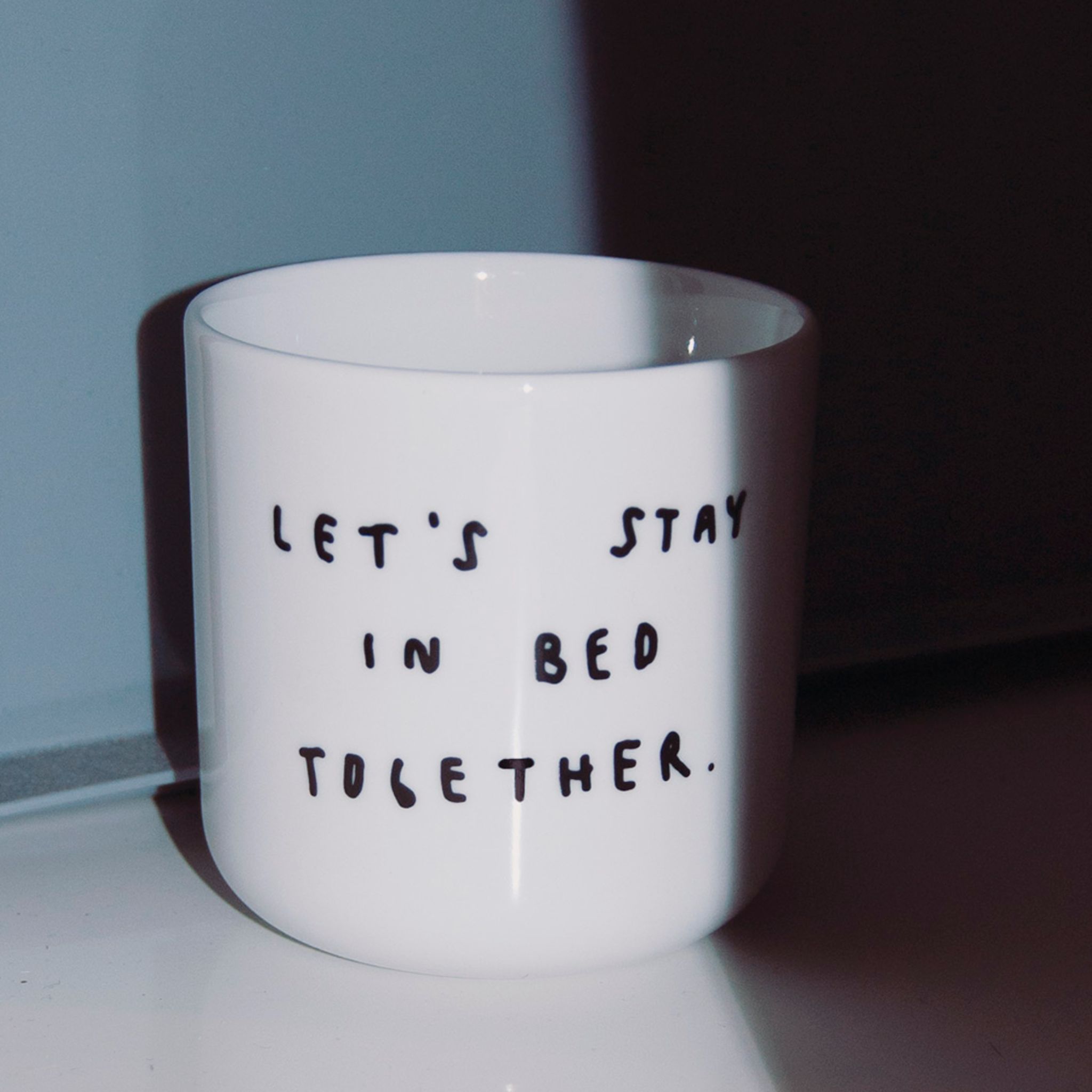 Porzellanbecher 'Let's Stay In Bed Together' Yahya Studio